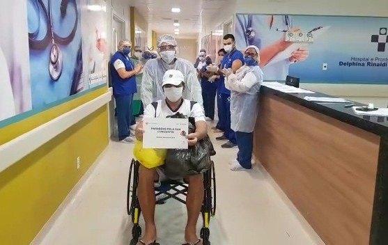 Covid-19: Paciente internado no Delphina Aziz recebe alta e faz alerta sobre importância do isolamento social