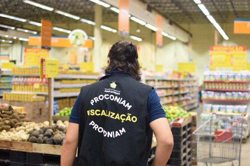 Procon-AM apreende mais de 60 kg de alimentos com validade vencida em supermercados de Manaus