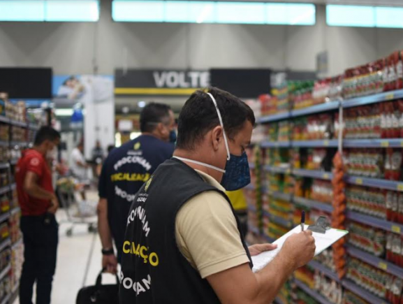 Procon-AM apreende mais de 30 kg de alimentos com validade vencida em supermercados de Manaus