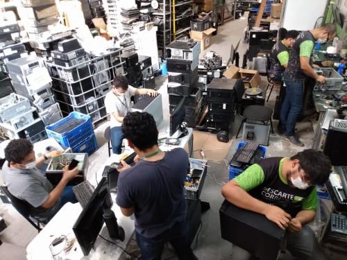 Polo Digital de Manaus doa computadores para Susam