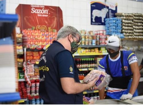 Procon-AM apreende mais de 100 quilos de alimentos com validade vencida em comércios de Manacapuru