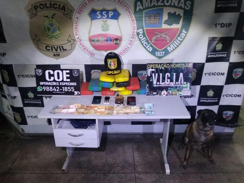 Policiais militares da COE e CIPCães detêm suspeitos de tráfico de drogas em embarcação no Educandos