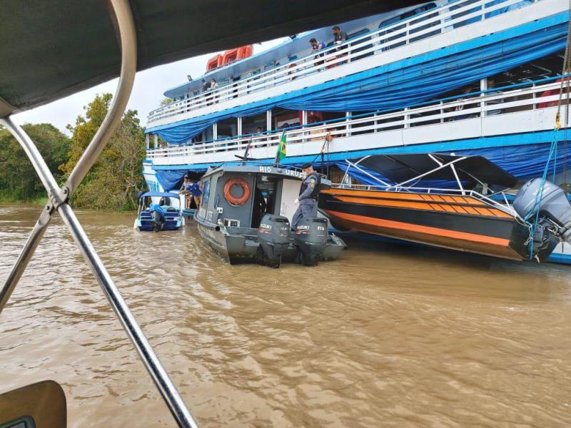 Policiais militares do 3º BPM apreendem embarcação que fazia transporte ilegal de passageiros em Tefé