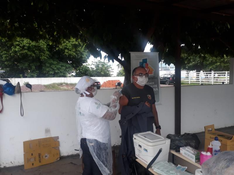 Policiais militares do 11° Batalhão Tupinambarana recebem vacinação contra gripe Influenza H1N1 em Parintins