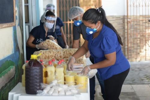 Sejusc entrega lanches adquiridos pelo Governo do AM a abrigos de idosos e pessoas em vulnerabilidade social