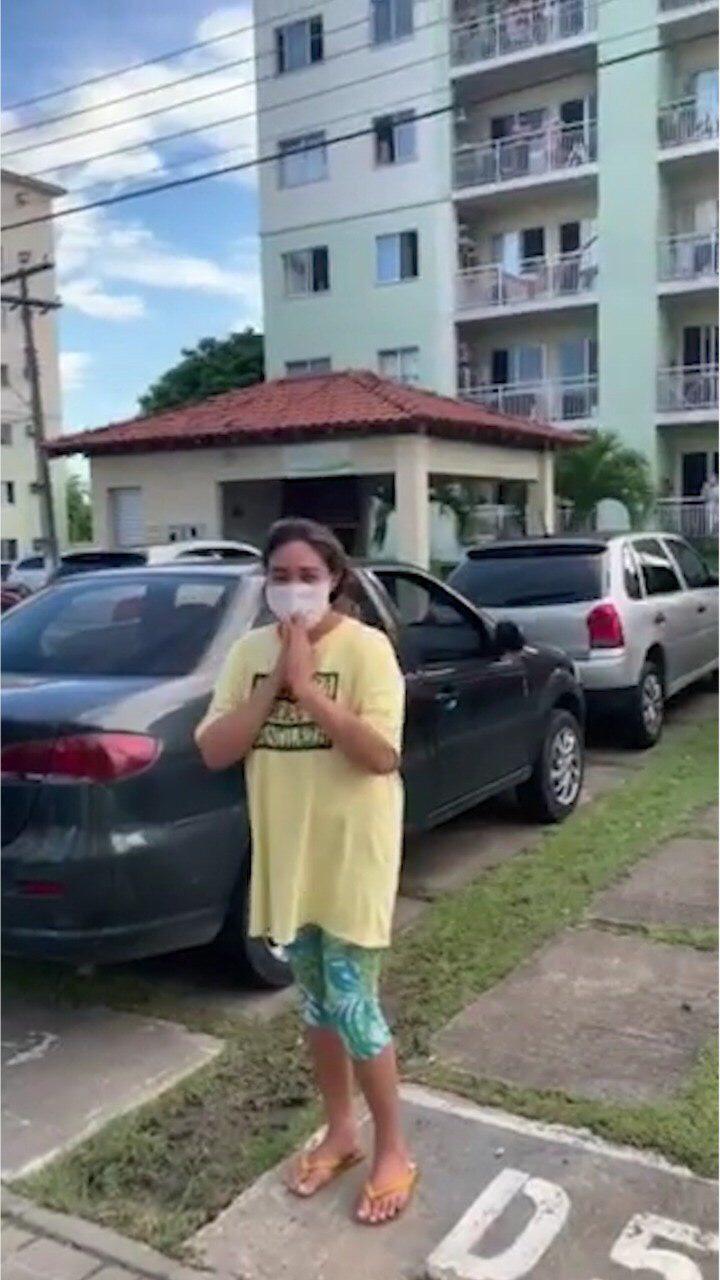 Paciente que passou 26 dias em estado grave no Delphina Aziz volta para casa e é recebida com aplausos pela vizinhança