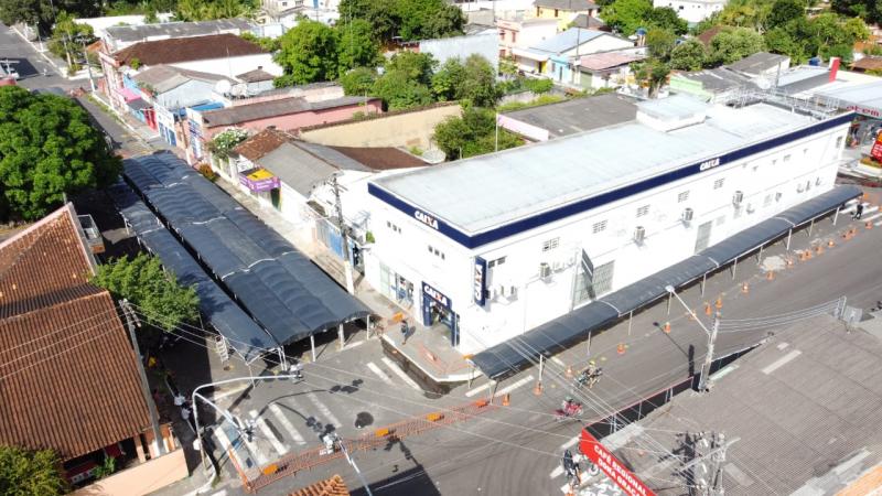 Prefeitura de Parintins monta estrutura para proteger população em filas bancárias