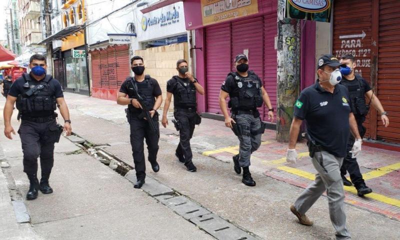 Área comercial no Centro é isolada com gradil para cumprimento de decreto governamental