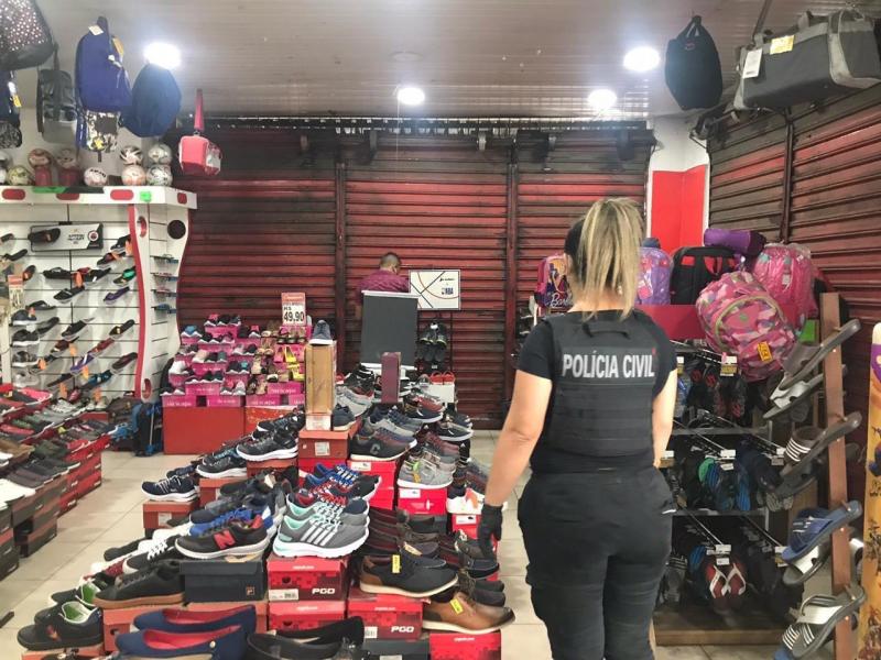 Operação da Polícia Civil fiscaliza estabelecimentos comerciais na zona oeste de Manaus