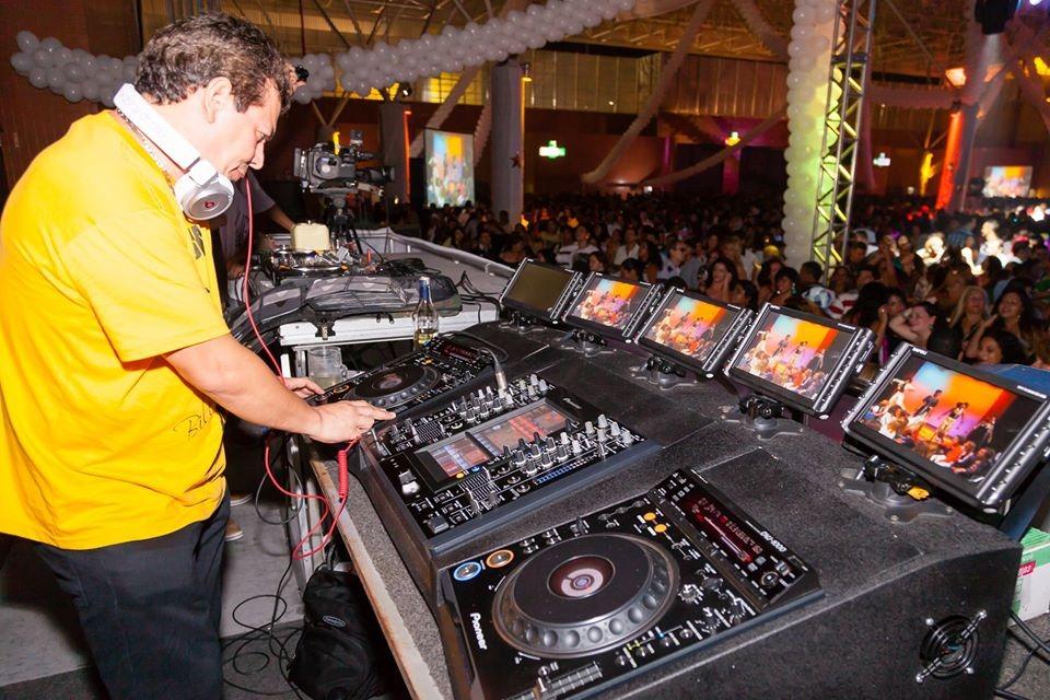 Live ‘I Love 90’ arrecada alimentos para profissionais de eventos