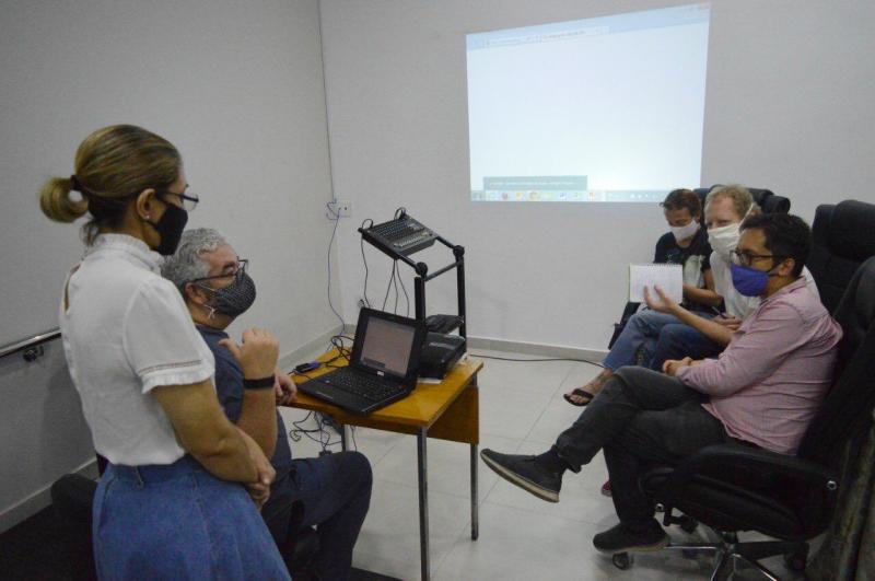 Susam apresenta a representantes do Médicos Sem Fronteiras sistema que gerencia transferência de pacientes no Amazonas