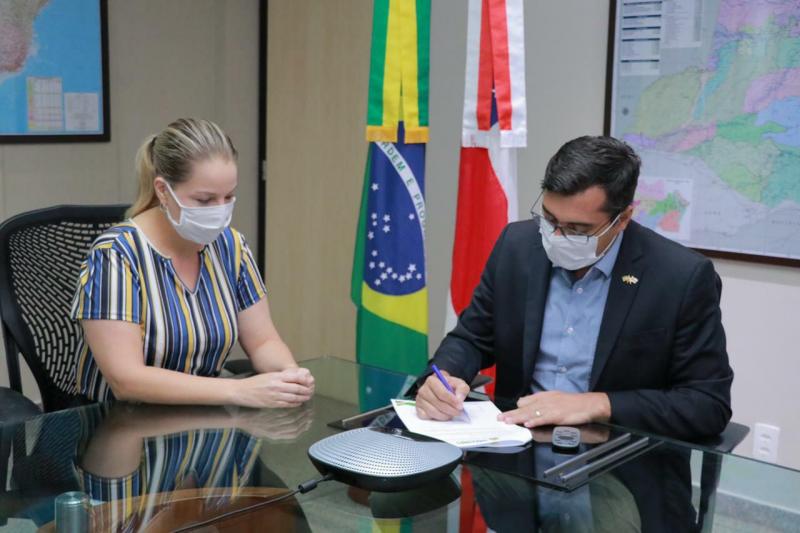 Wilson Lima assina acordo de cooperação com a Caixa para melhorar atendimento nas agências bancárias