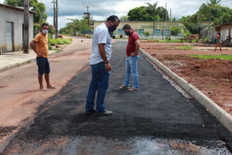 Após instalação de oleoduto, Prefeitura de Parintins fiscaliza recuperação de rua no Caburi