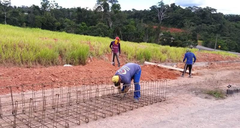 Prossegue serviços de recuperação das estradas de Silves e Itapiranga