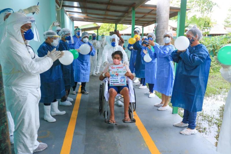 Curada da Covid-19, idosa de 70 anos recebe alta após 14 dias