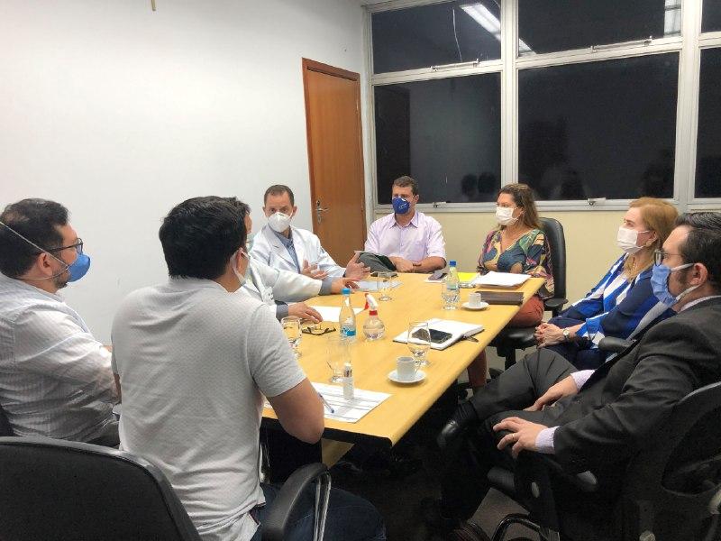 Simone Papaiz e conselheira Yara Lins tratam sobre a administração direta do Hospital Francisca Mendes