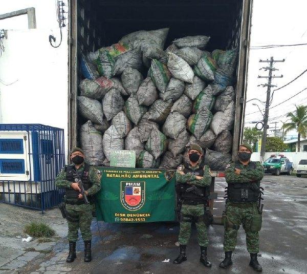 Batalhão de Policiamento Ambiental apreende 420 sacos de 20kg de carvão vegetal ilegal