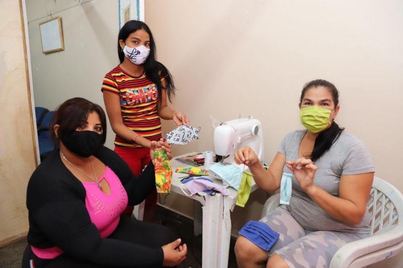 Acolhidas do Abrigo do Coroado produzem máscaras caseiras para proteção contra a Covid-19