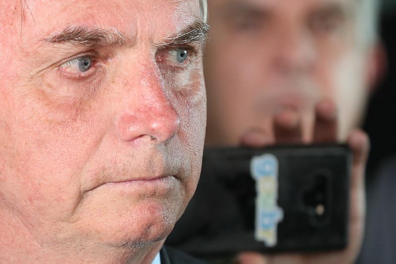 Sob forte pressão, Bolsonaro revoga transferência de recursos do Bolsa Família para Secom