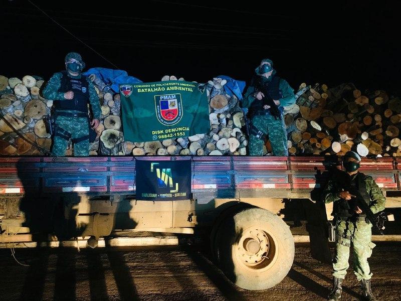 Comando de Policiamento Ambiental apreende caminhões que transportavam madeira ilegal