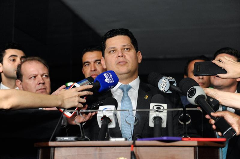 Davi Alcolumbre devolve MP que autoriza Abraham Weintraub nomear reitores