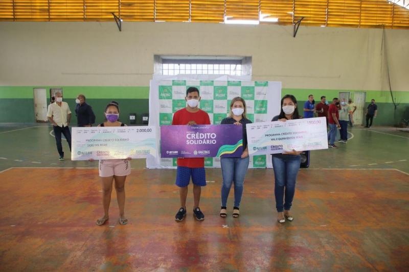Governo do Amazonas, por meio do FPS, entrega R$ 160 mil em financiamentos no município de Novo Airão