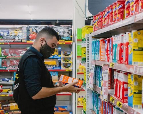 Procon-AM apreende 90 quilos de alimentos vencidos em supermercados de Manaus