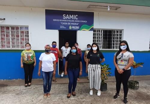 Pessoas com deficiência atendidas pelo Samic/Casa de Maria, em Itacoatiara, recebem cadeiras de rodas da Sejusc