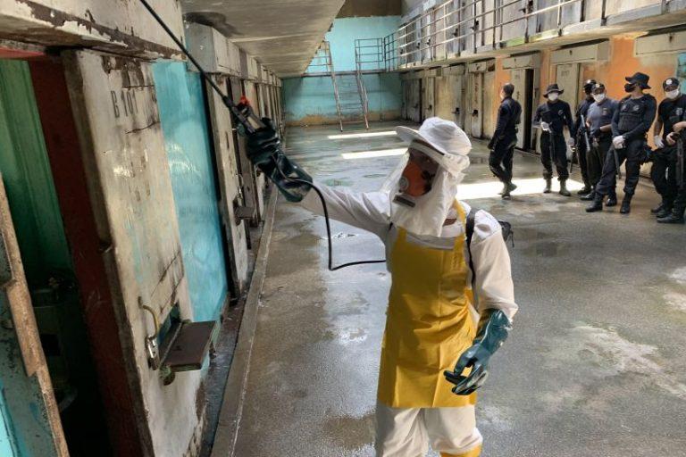 Bolsonaro desobriga uso de máscaras em presídios