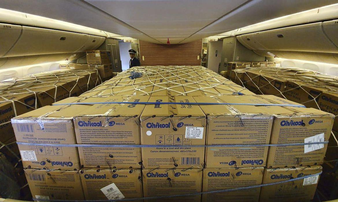 Brasil recebe carregamento recorde de 11,8 milhões de máscaras Brasil recebe carregamento recorde de 11,8 milhões de máscaras