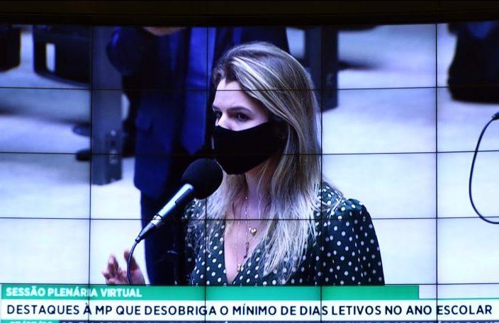 Câmara dos Deputados aprova MP que desobriga escolas de cumprir quantidade mínima de dias letivos Câmara dos Deputados aprova MP que desobriga escolas de cumprir quantidade mínima de dias letivos