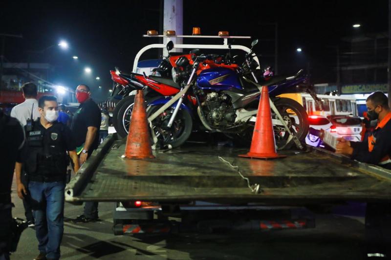 Oito bares são fechados, duas pessoas presas e oito veículos removidos em ação da CIF na noite desta quarta-feira