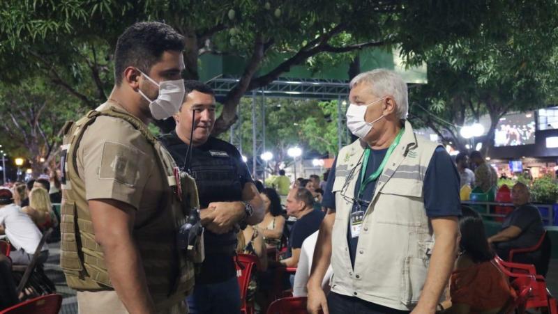 Central Integrada de Fiscalização realiza abordagem em flutuantes e bares de Manaus