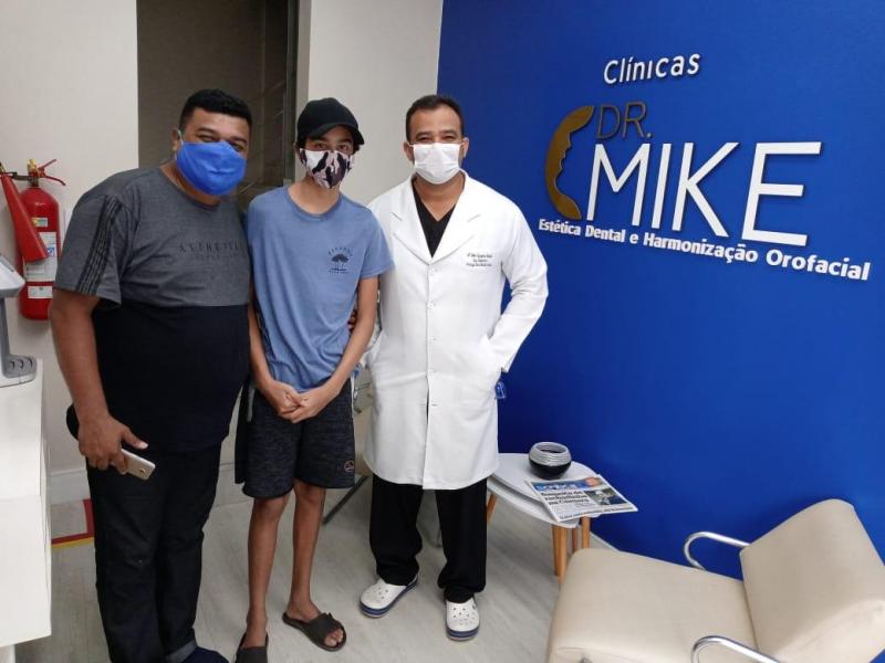 Cirurgião dentista devolve sorriso a jovem que teve rosto dilacerado por mordida de cachorro 