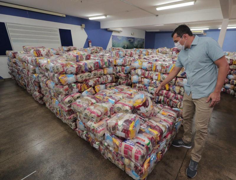 Wilson Lima acompanha preparação de 10 mil cestas básicas que atenderão população vulnerável