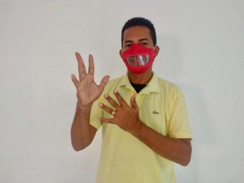 Professor da UEA produz vídeo para informar aos surdos sobre pandemia