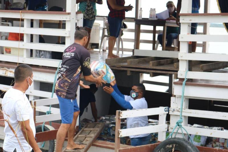 Sepror entrega 300 cestas básicas a produtores de comunidades de Manacapuru