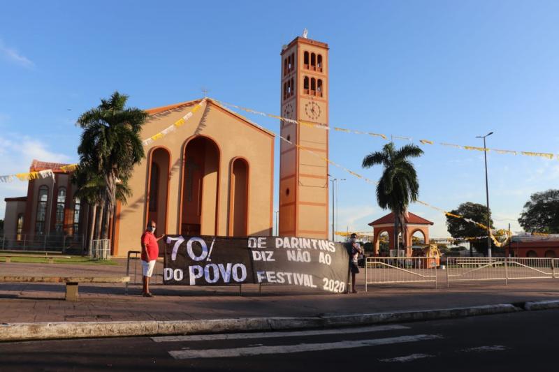 Com faixas em vários pontos da cidade, artista protesta contra diretoria do Garantido e diz não a realização do festival