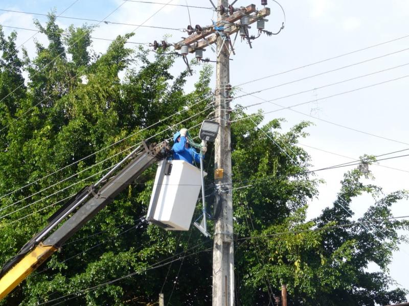 Rede de distribuição de energia de Parintins recebe serviço de manutenção