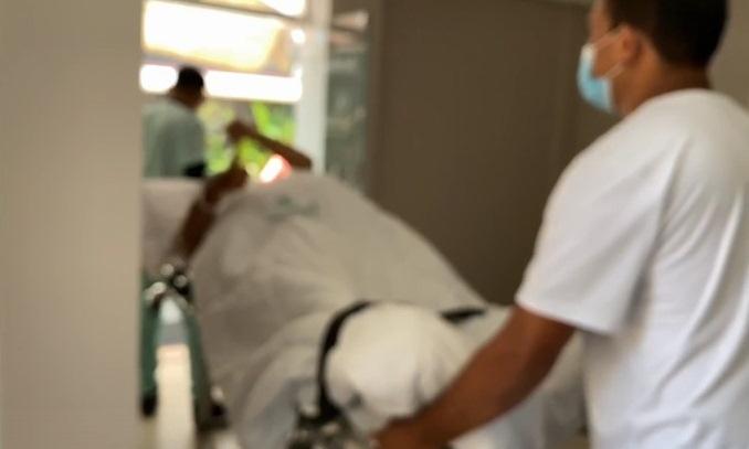 Josué Neto tem fratura na tíbia da perna direita; ele fez exame e deixou hospital em ambulância
