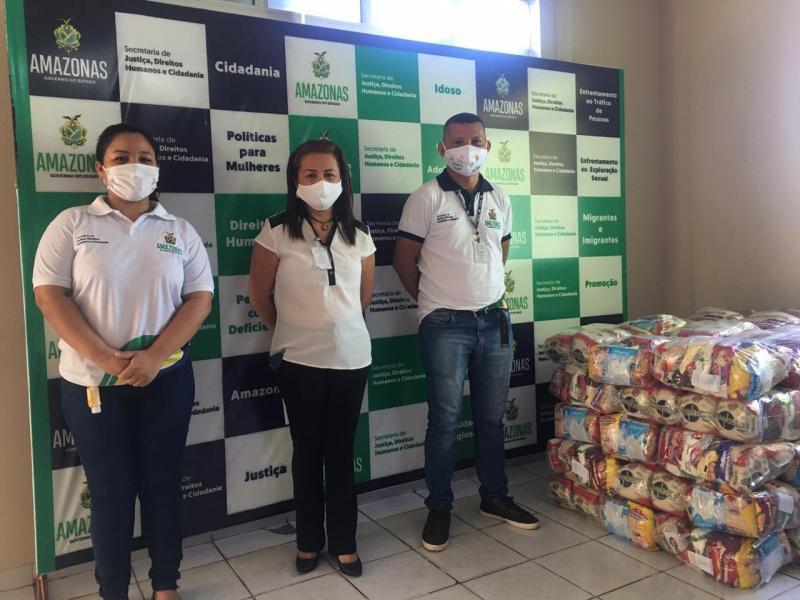 Grupos com trabalhos para LGBTs, população de rua, migrantes e igualdade racial recebem cestas básicas