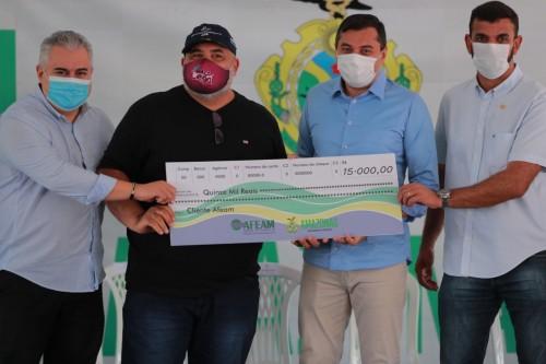 No Dia do Agricultor, Wilson Lima entrega crédito de R$ 358,6 mil a feirantes atendidos pela ADS