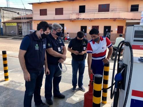Procon-AM notifica postos de gasolina durante fiscalizações em Coari e Codajás