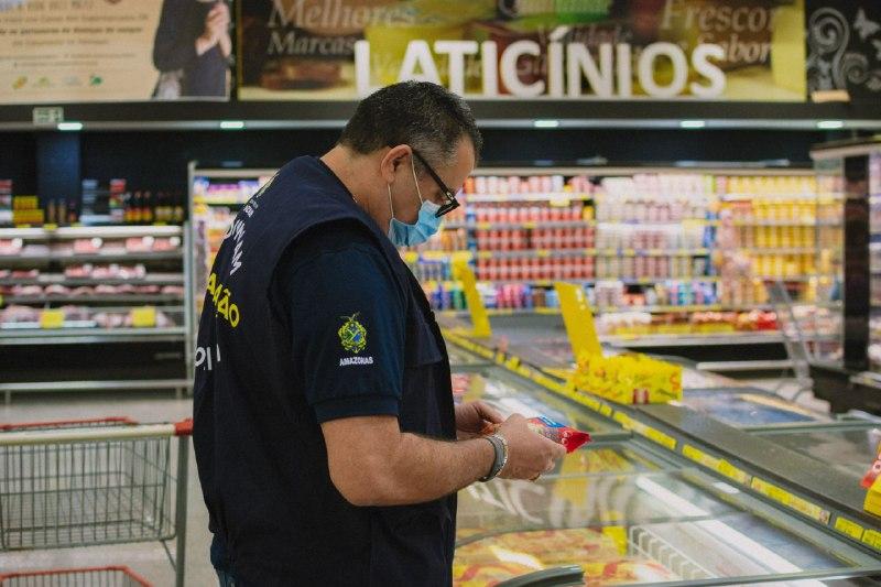 Procon-AM apreende mais de 45 quilos de alimentos vencidos em supermercado de Manaus