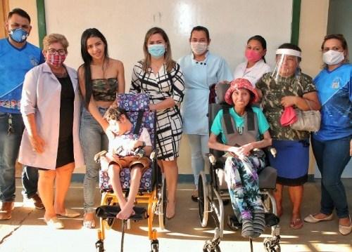 Governo do Amazonas entrega cadeiras posturais e cestas básicas a entidade filantrópica de Manacapuru