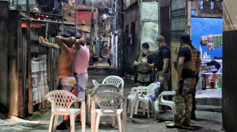 SSP-AM prende homem e apreende adolescente com arma, moto roubada e mais de 130 trouxinhas de entorpecente