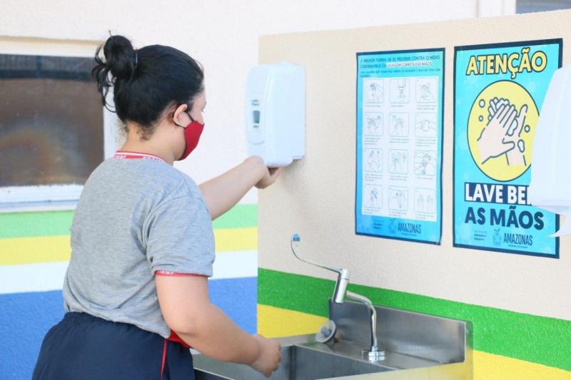 Governo do Amazonas instala mais de 900 pias em escolas de Manaus