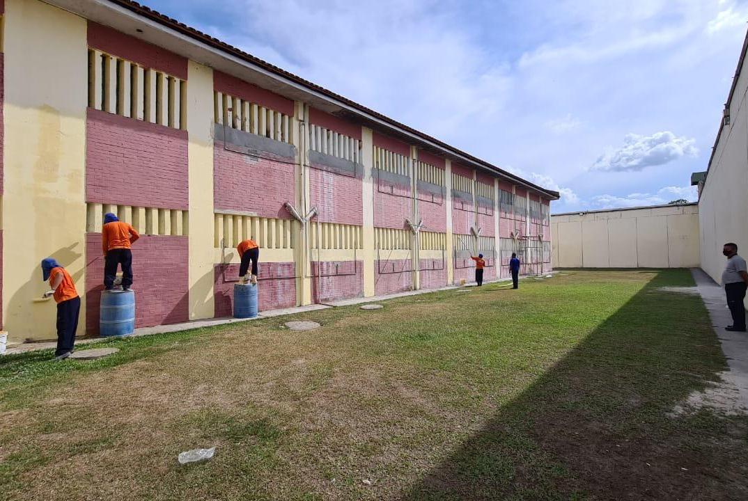 Internos reformam galerias da Unidade Prisional do Puraquequara