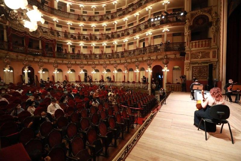 Profissionais da saúde recebem homenagem no palco do Teatro Amazonas