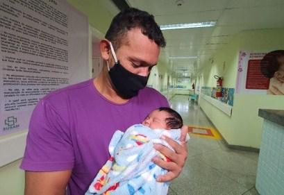 Agosto Dourado: A importância do papel do pai na amamentação